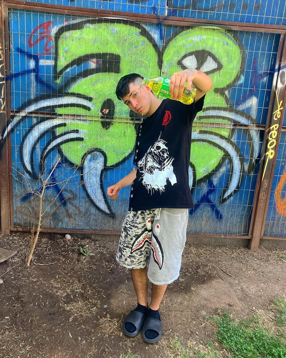 AZETA frente a un graffiti