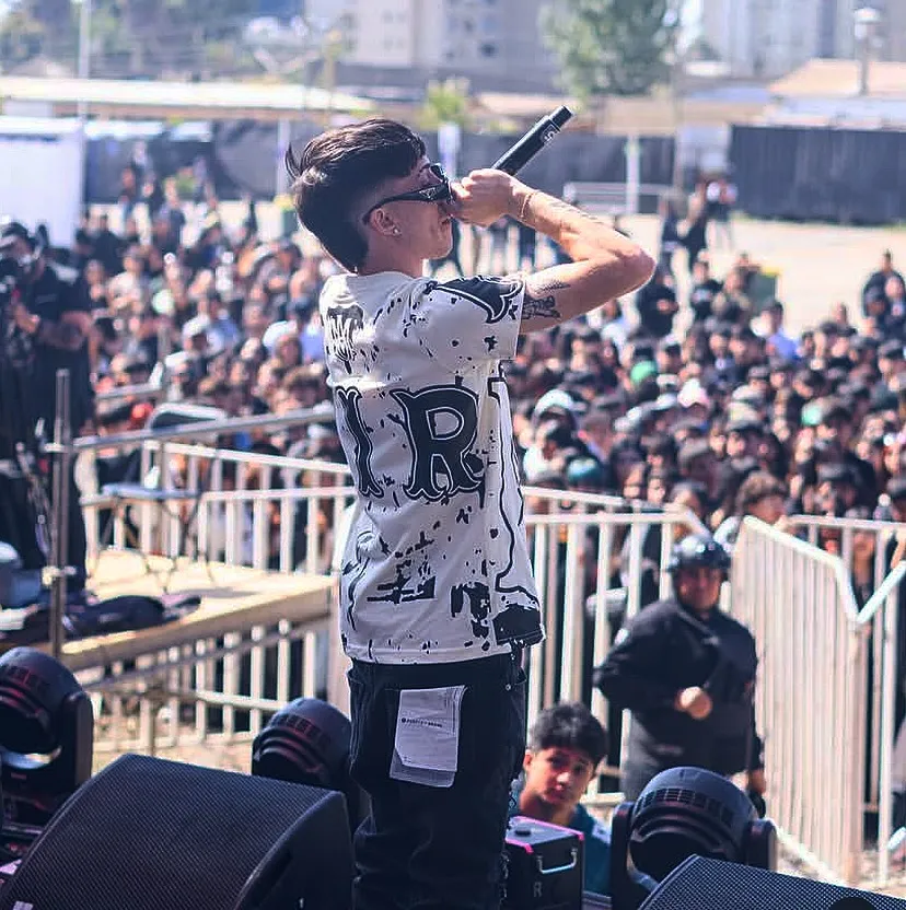 AZETA en el escenario del Pirate Fest con el público al frente